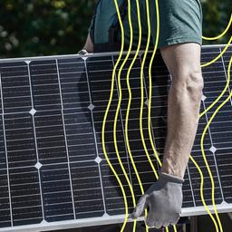 Techniker mit Solarpanel unter dem Arm