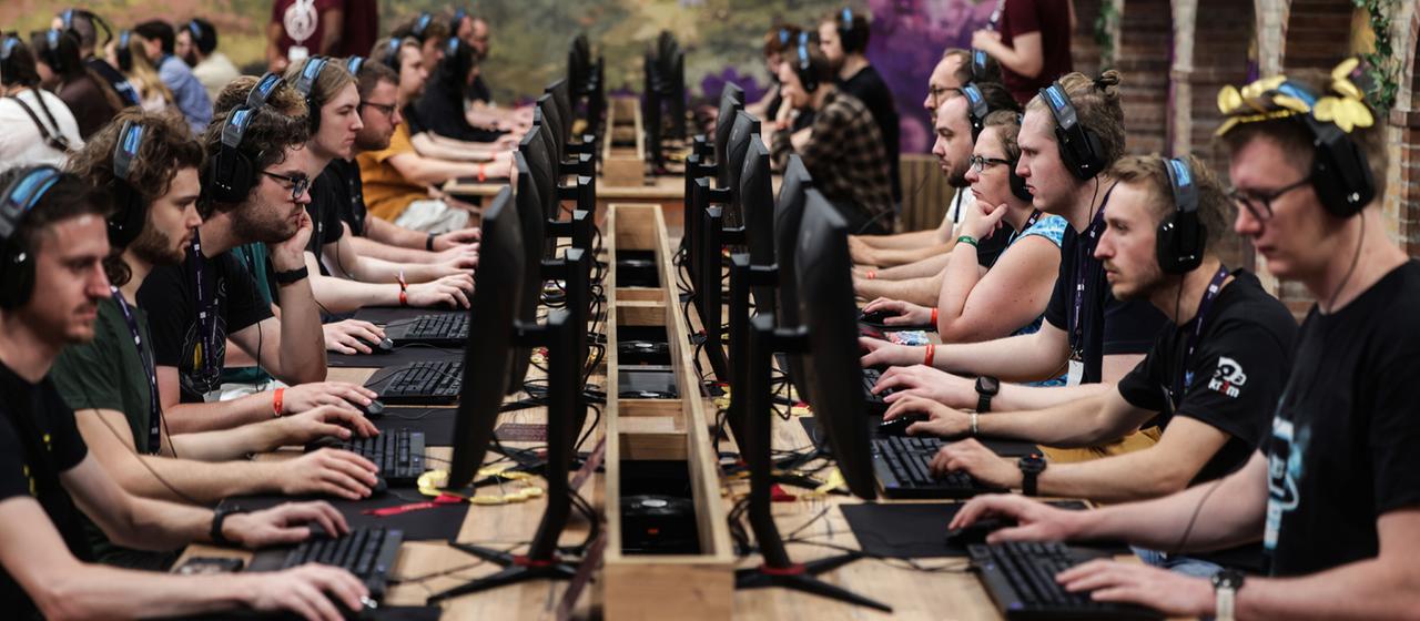 Besucher der Gamescom in Köln testen ein Computerspiel.