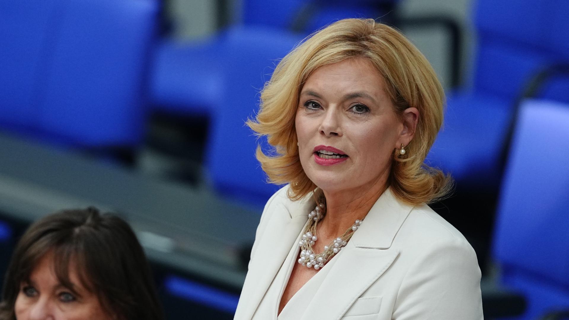 Julia Klöckner nach ihrere Wahl zur Bundestagspräsidentin. | dpa