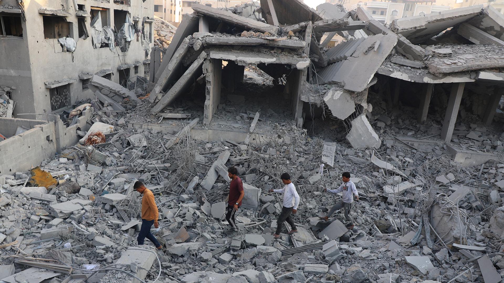 Menschen inspizieren ein zerstörtes Haus in Gaza-Stadt.  | REUTERS