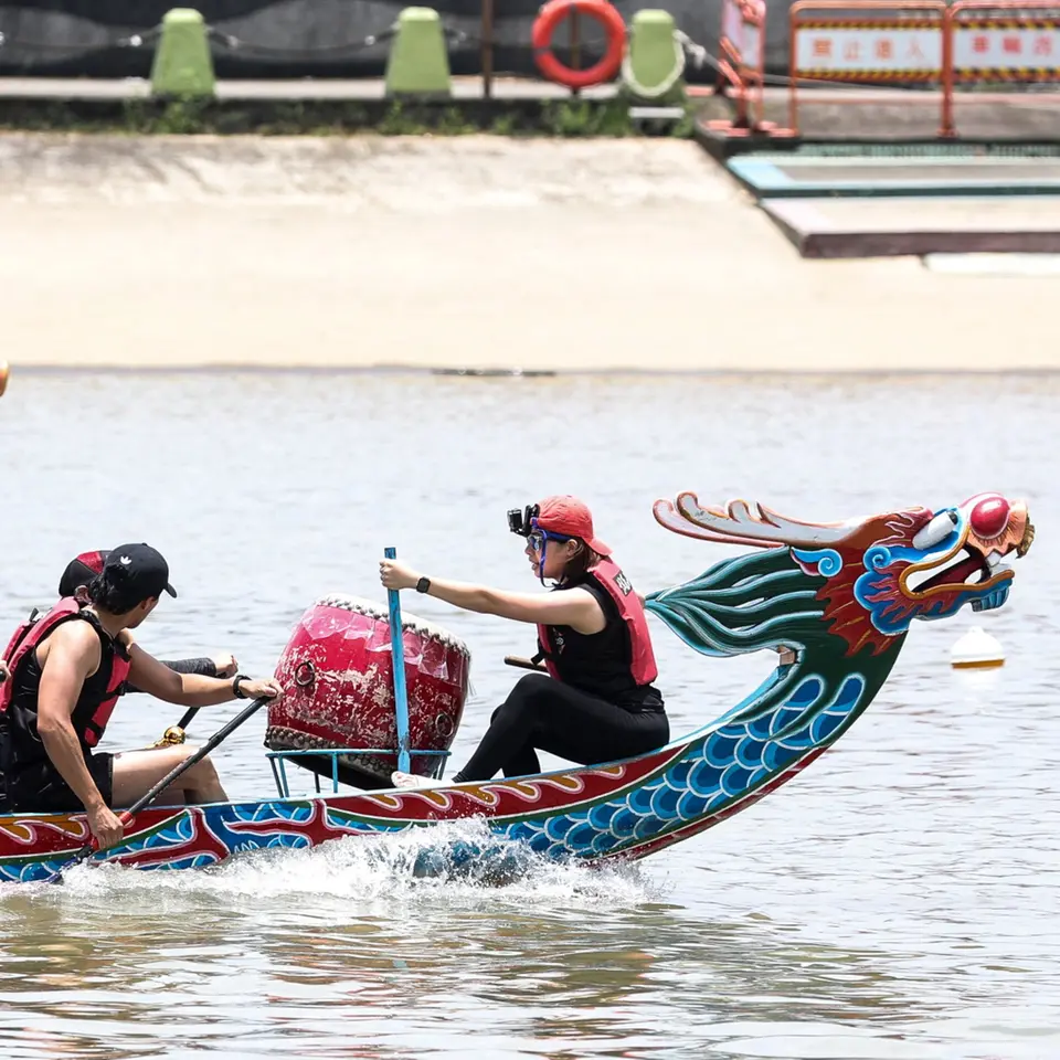 Zwei Boote nehmen an einem Drachenbootrennen in Taipeh teil. | AFP Zwei Boote nehmen an einem Drachenbootrennen in Taipeh teil.