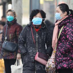 Menschen in Wuhan tragen im Januar 2020 Atemschutzmasken