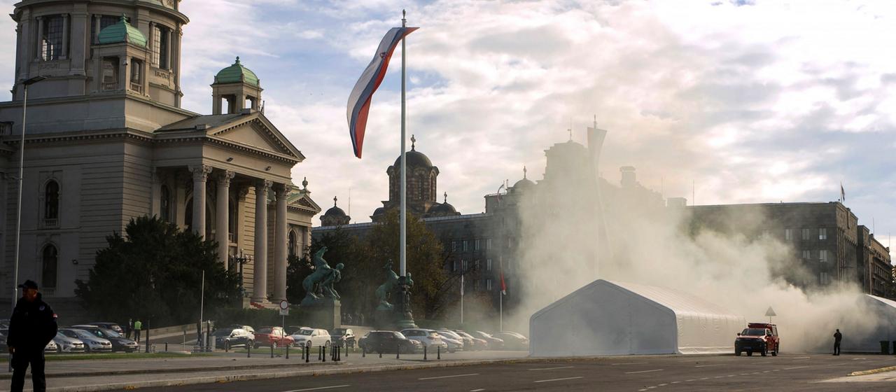 Rauch über dem Zeltlager vor dem serbischen Parlament in Belgrad | AFP Rauch über dem Zeltlager vor dem serbischen Parlament in Belgrad