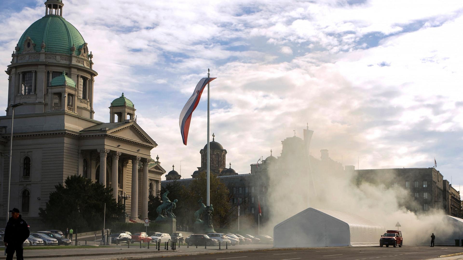 Rauch über dem Zeltlager vor dem serbischen Parlament in Belgrad | AFP