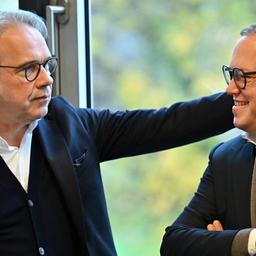 Georg Maier und Mario Voigt sprechen miteinander.