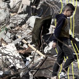 Palästinenser untersuchen am 23. Januar 2025 in Jenin im Westjordanland die Trümmer eines zerstörten Hauses.