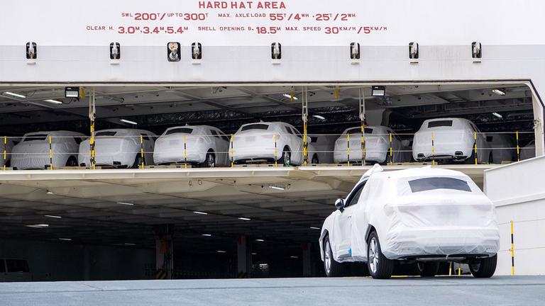 Autos des Volkswagen Konzerns fahren in Emden auf einen Autotransporter.