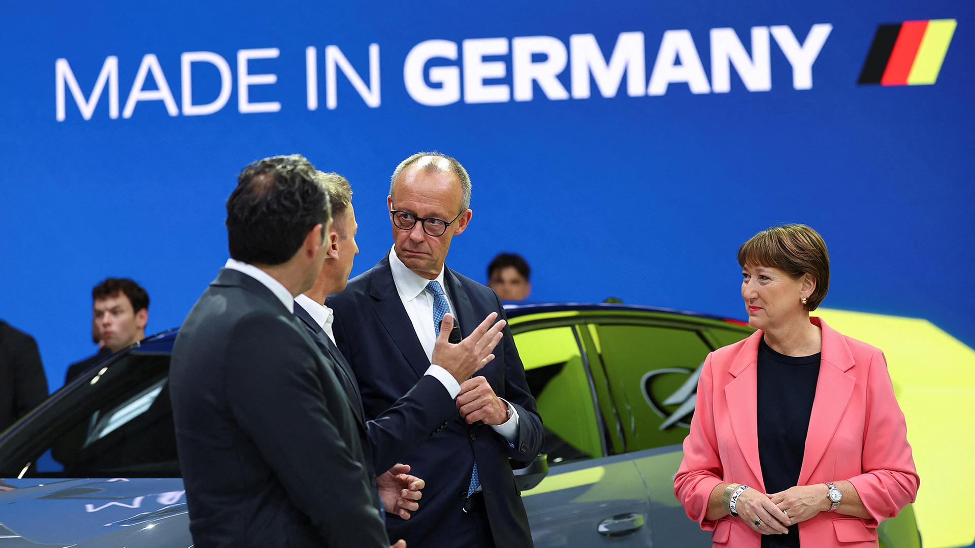 Friedrich Merz und Hildegard Müller besuchen den Opel-Messestand auf der IAA. | REUTERS