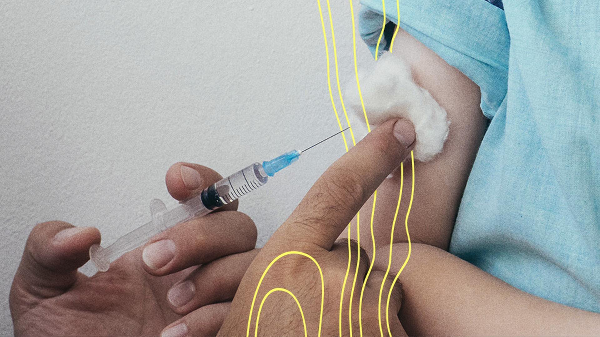 Kleines Kind bekommt eine Impfung in den Arm | picture alliance / Zoonar | Olga Sergeeva