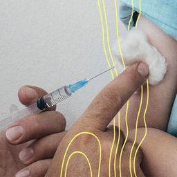 Kleines Kind bekommt eine Impfung in den Arm