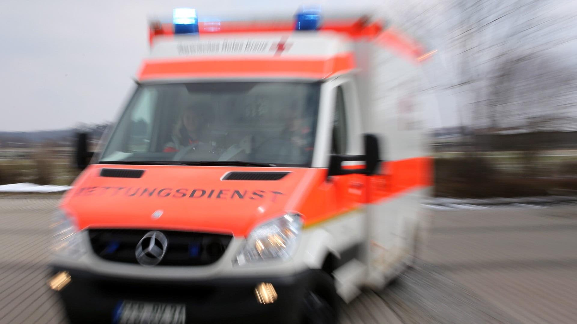 Mann verwechselt Gas und Bremse - Ehefrau eingeklemmt und tödlich verletzt