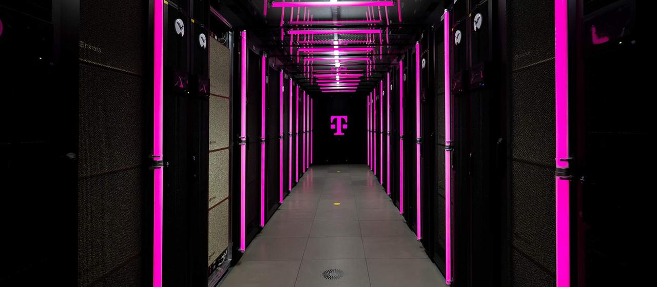 Serverschränke in der KI-Fabrik „Industrial AI Cloud“ der Telekom und NVIDIA.