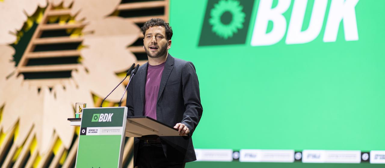 Felix Banaszak, Bundesvorsitzender, spricht beim Bundesparteitag der Grünen in Hannover.