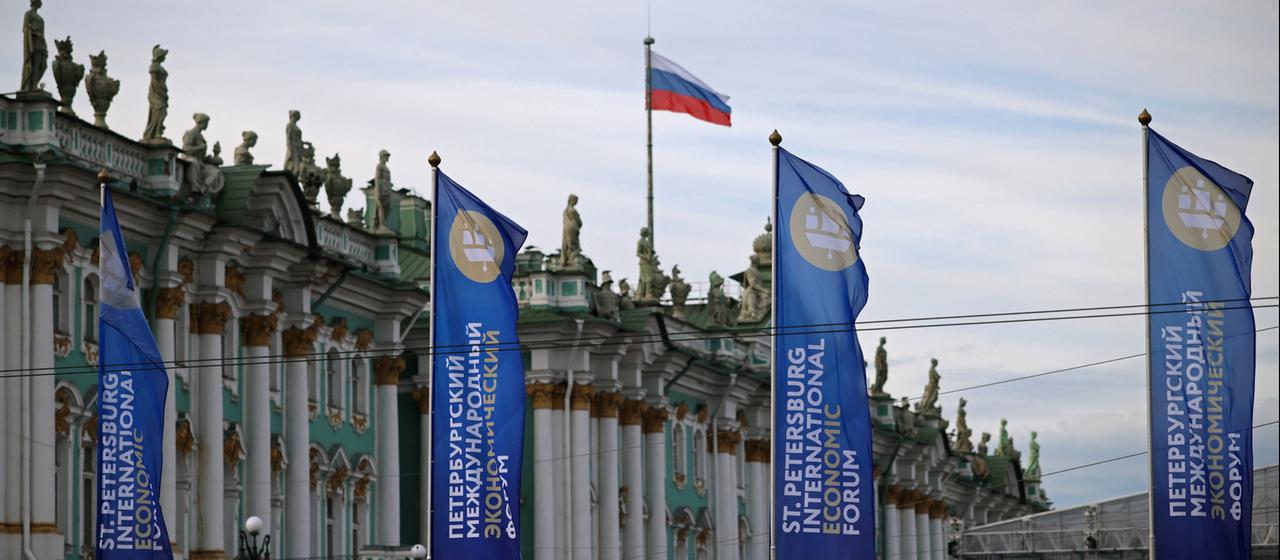 Flaggen mit dem Logo des Internationalen Wirtschaftsforums von St. Petersburg wehen vor der Eremitage.