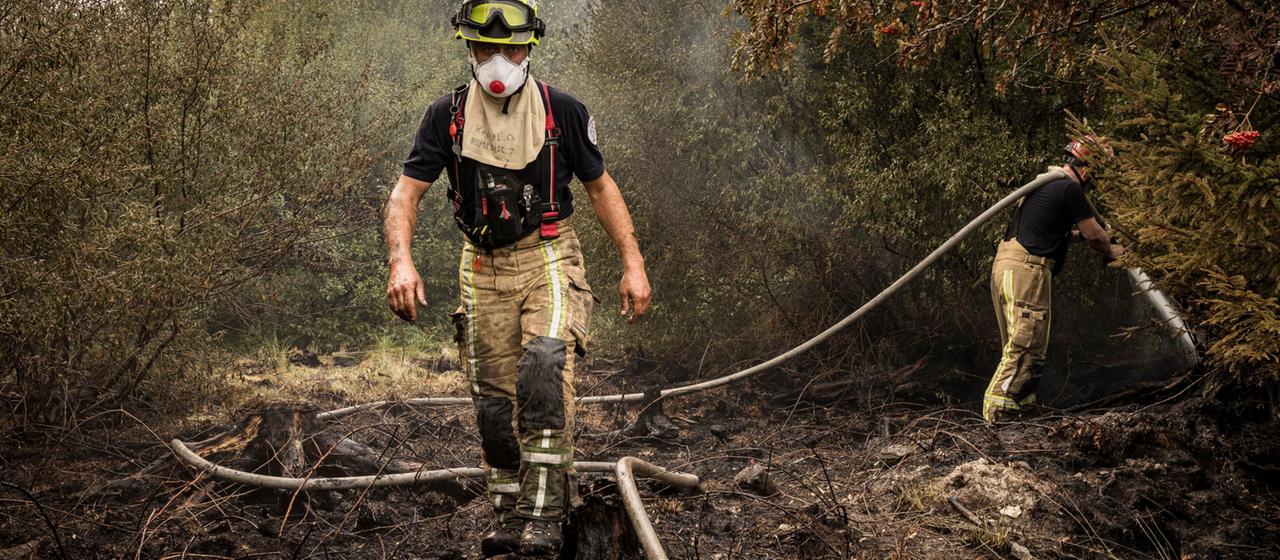 Feuerwehrleute bekämpfen den Waldbrand in Belgien.