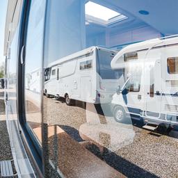 Wohnmobile bei einem Händler (Mottobild)
