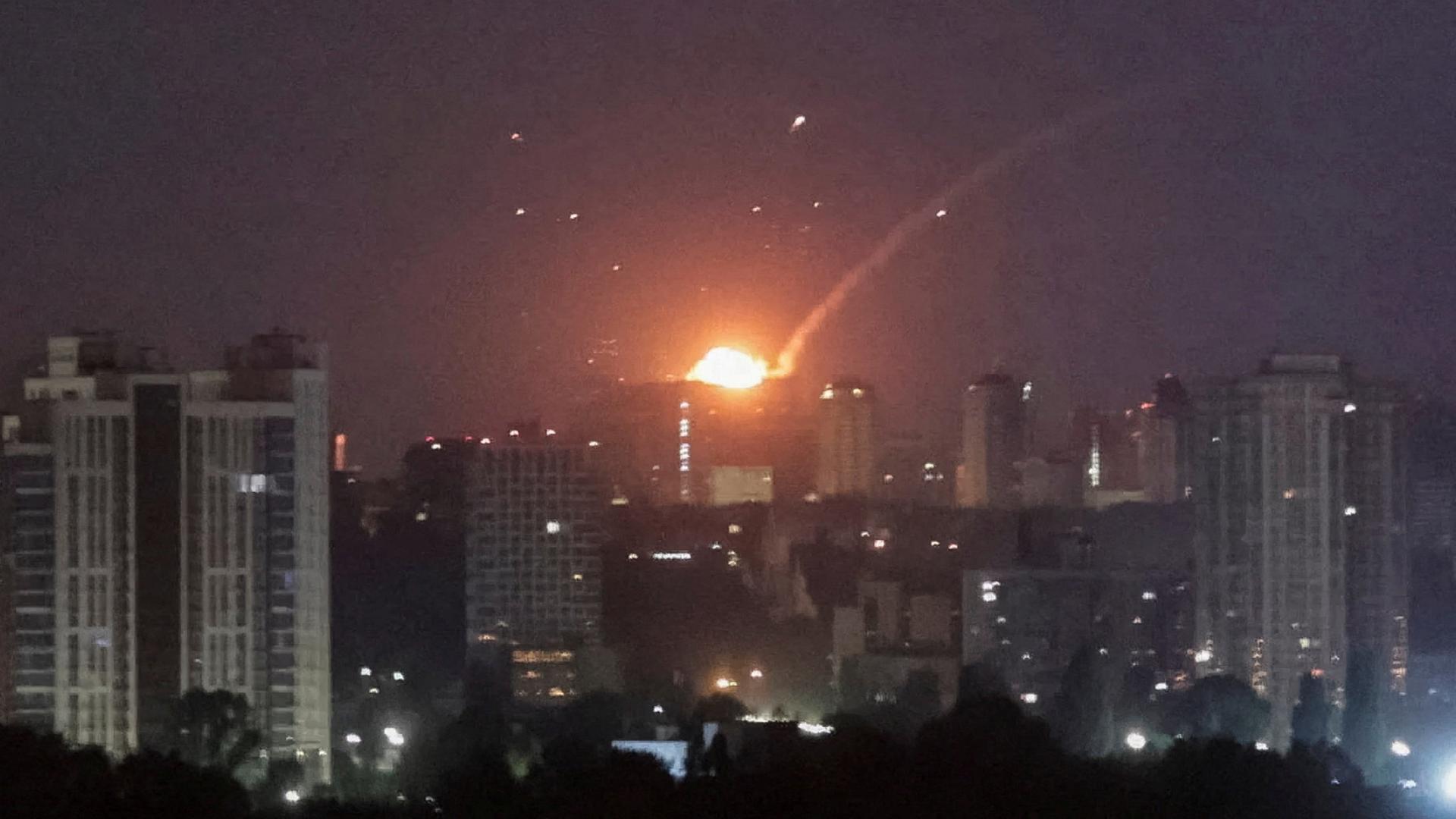 Eine Explosion in Kiew während eines Raketen- und Drohnenangriffs | REUTERS