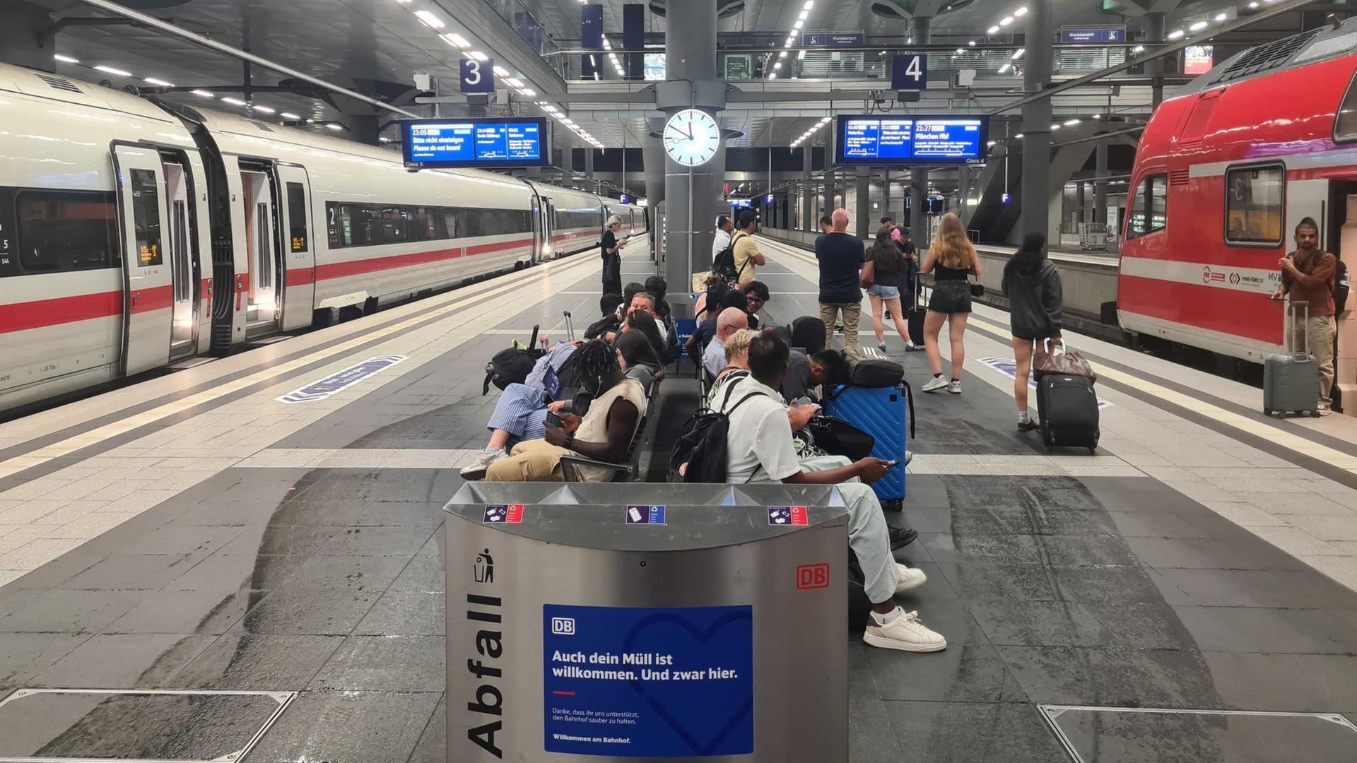 Hauptbahnhof Berlin - Menschen warten auf einem Bahnsteig. | Sophia Weimer/dpa