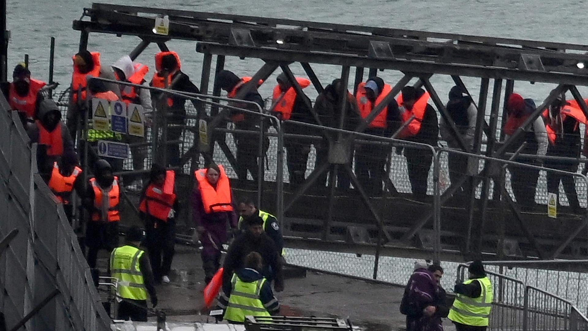 Migranten gehen in Dover von Bord eines Schiffes der Grenzschutzbehörde. | AFP