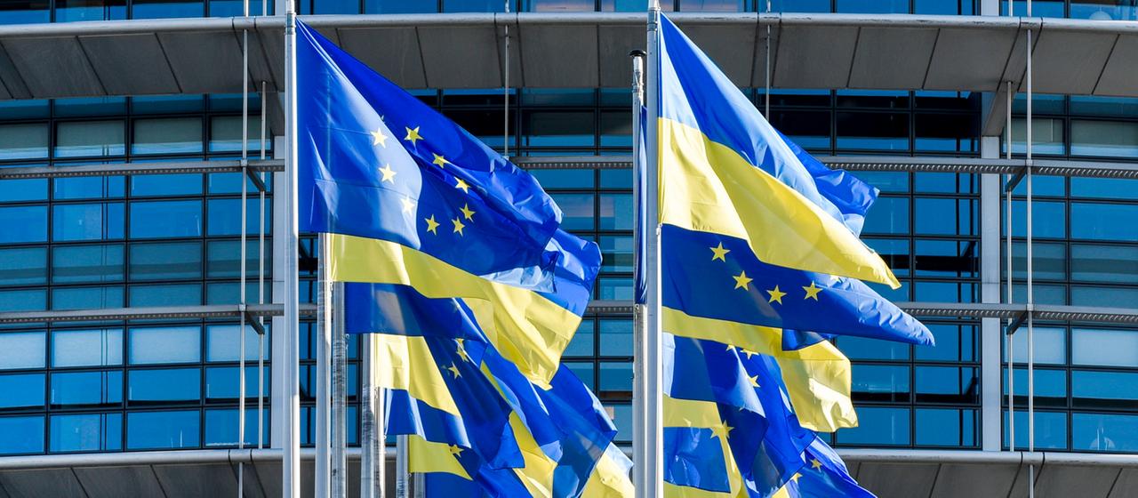EU- und ukrainische Flaggen wehen vor dem Europäischen Parlament in Straßburg. (Archiv)