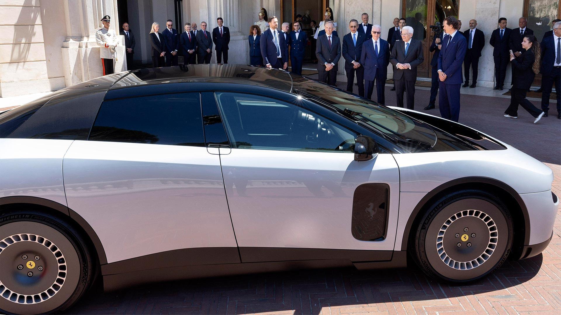 Präsentation des Ferrari Luce vor der Führungsriege des Unternehmens in Rom. | picture alliance / ipa-agency
