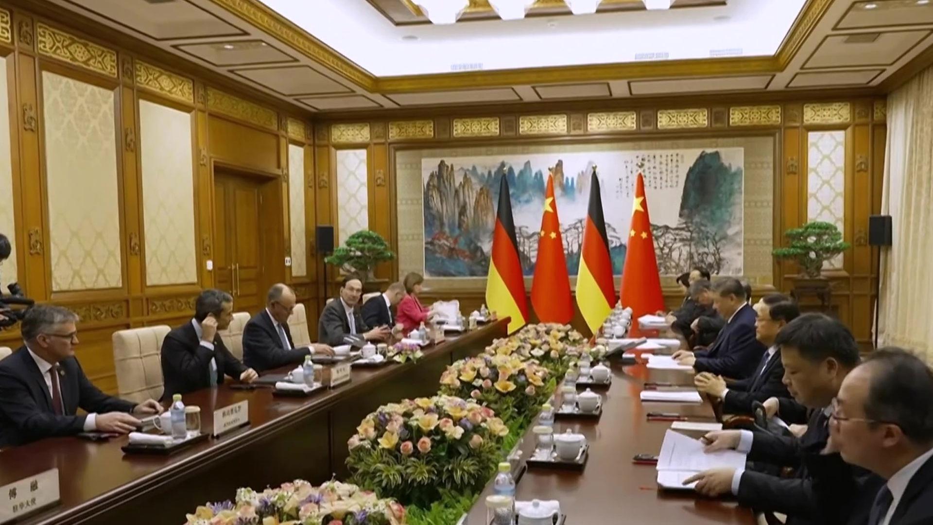 Antrittsbesuch in China: Xi und Merz werben für bessere Zusammenarbeit