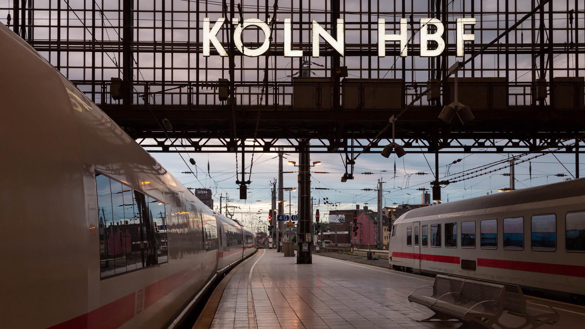 Bahnsteig im Kölner Hauptbahnhof, über dem Bahnsteig hängt der Schriftzug 