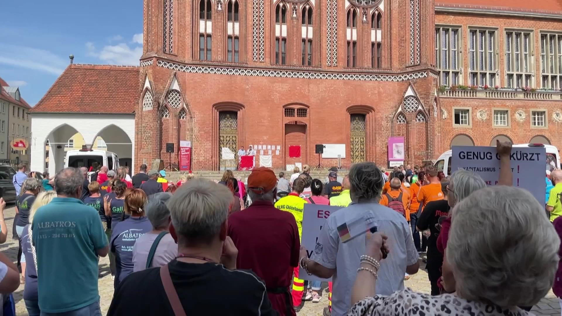Demonstration von Pflegekräften, Pflegebedürftigen und Angehörigen vor dem Rathaus. (Quelle: rbb) | rbb