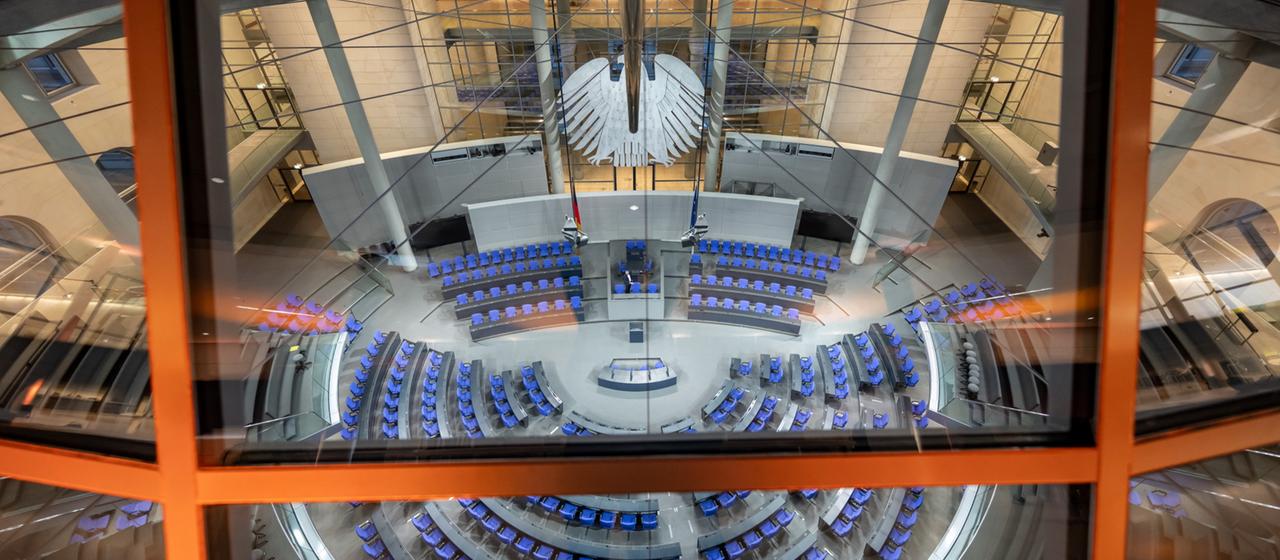 Blick in den umgebauten Plenarsaal des Deutschen Bundestags vor der konstituierenden Sitzung des Bundestags in der 21. Legislaturperiode.