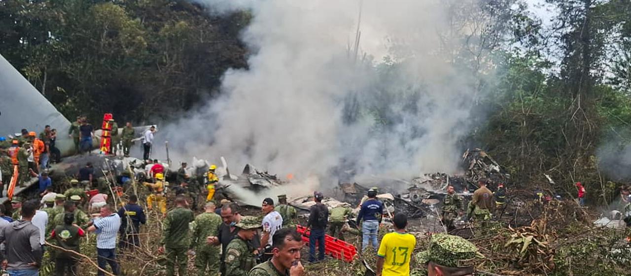 Rauch steigt von den Überresten eines Flugzeuges auf. 