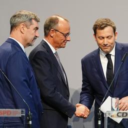 Friedrich Merz und Lars Klingbeil geben sich nach einer Pressekonferenz der Parteivorsitzenden von Union und SPD zur Vorstellung des Koalitionsvertrages im Paul-Löbe-Haus die Hand.