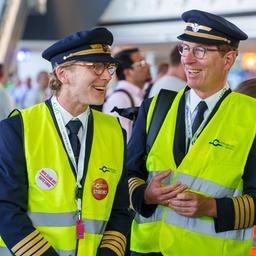 Lufthansa-Piloten mit Cockpit-Anstecker und Ufo-Schlüsselband (Archivbild).