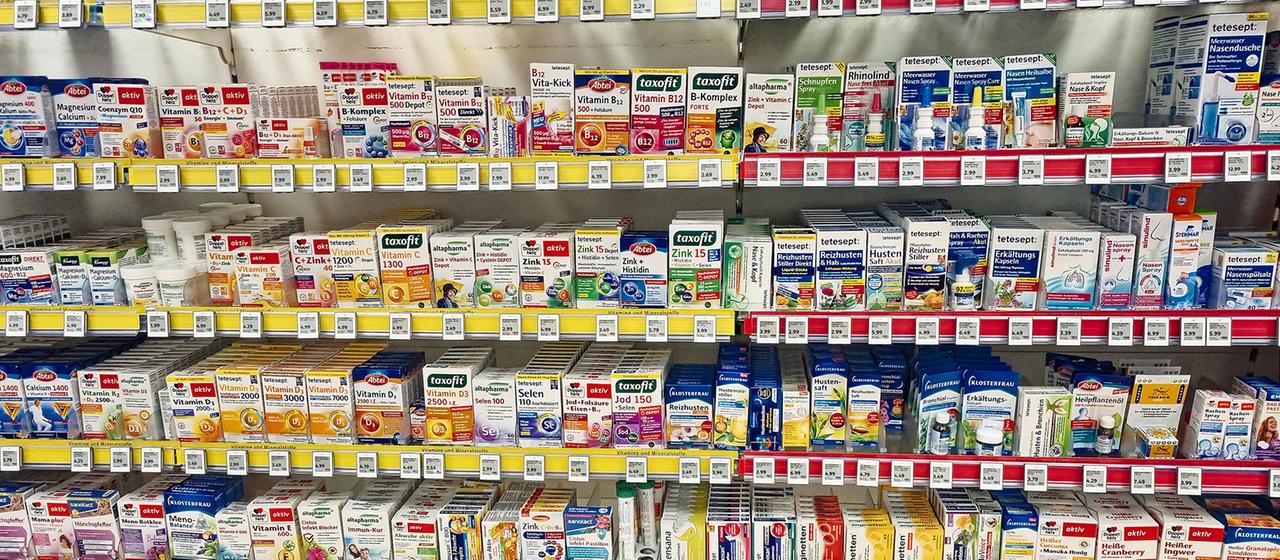 Ein Regal mit Nahrungsergänzungsmitteln in einer Drogerie.