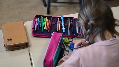 Eine Schülerin am Unterricht in einer Grundschule in Stuttgart teil.