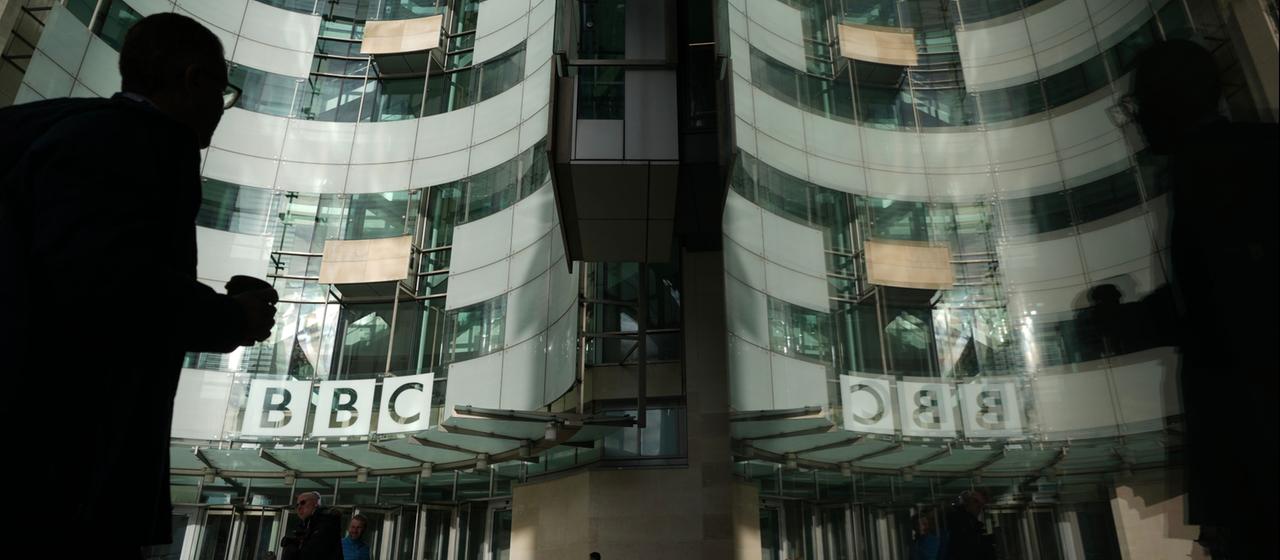 Eingang zum BBC-Hauptgebäude in London