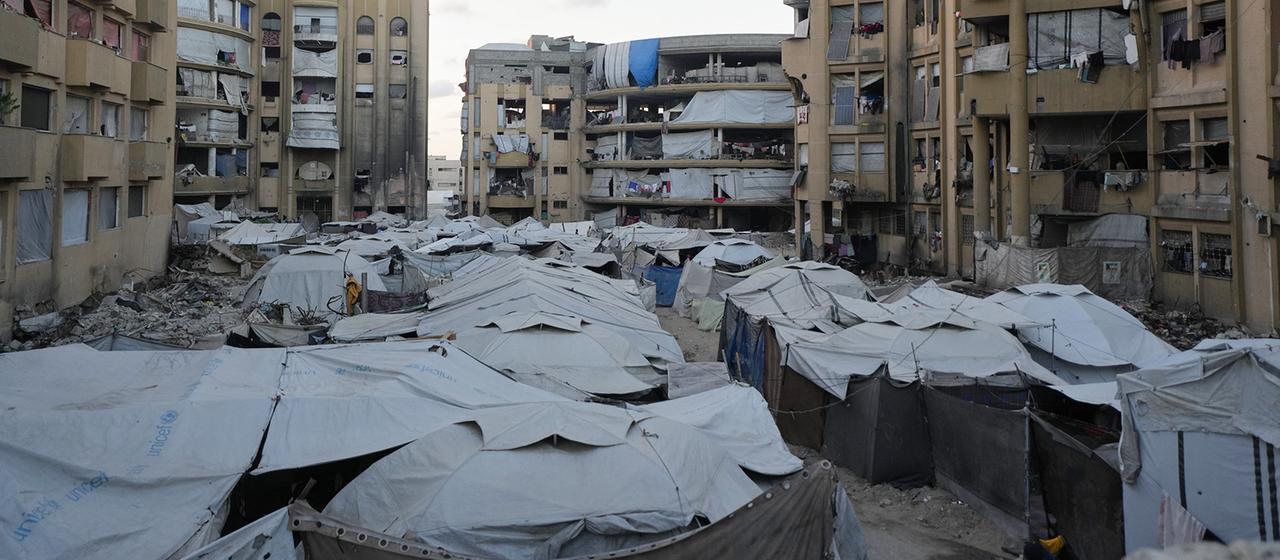 Zelte stehen inmitten beschädigter Gebäude in Gaza-Stadt.