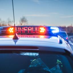 Blaulich und Anzeige auf einem Polizeifahrzeug weisen auf einen Unfall hin.