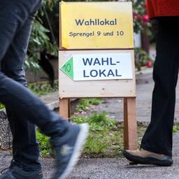 Ein Schild mit der Aufschrift "Wahllokal"