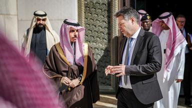 Robert Habeck (Bündnis 90/Die Grünen), Bundesminister für Wirtschaft und Klimaschutz, wird von Faisal bin Farhan Al Saud (l), Außenminister des Königreichs Saudi-Arabien, verabschiedet. 