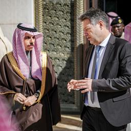 Robert Habeck (Bündnis 90/Die Grünen), Bundesminister für Wirtschaft und Klimaschutz, wird von Faisal bin Farhan Al Saud (l), Außenminister des Königreichs Saudi-Arabien, verabschiedet. 