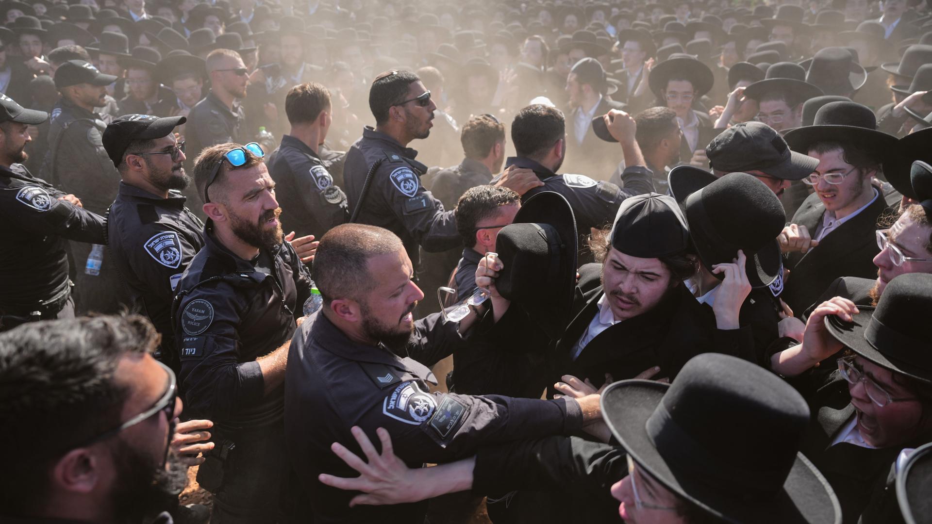 Ultraorthodoxe geraten bei einer Demonstration mit der israelischen Polizei aneinander. | Ariel Schalit/AP/dpa