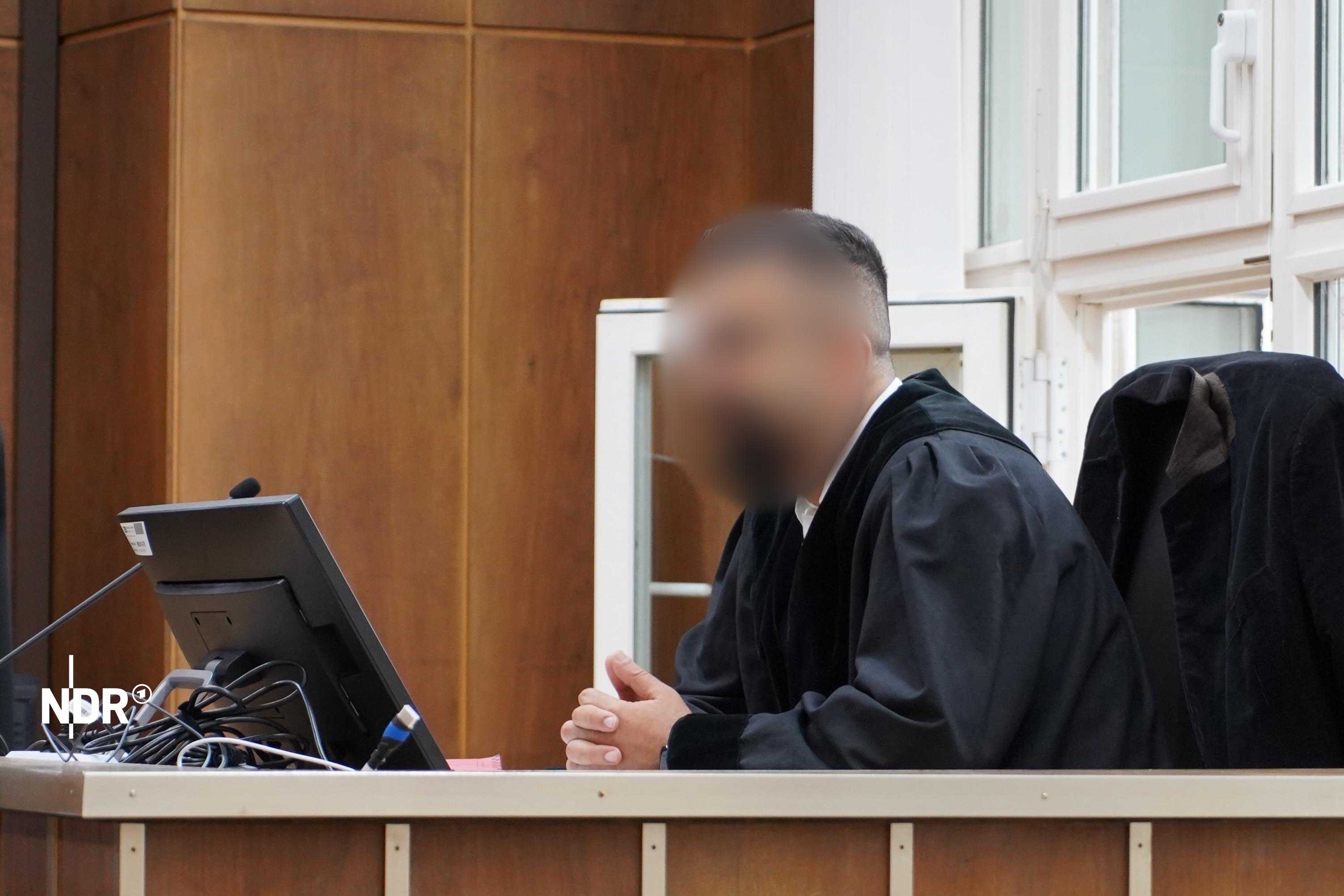 Der Staatsanwalt Yashar G., dem Korruption vorgeworfen wird, sitzt im Gericht. | Hannoverreporter/Dziadek Der Staatsanwalt Yashar G., dem Korruption vorgeworfen wird, sitzt im Gericht.