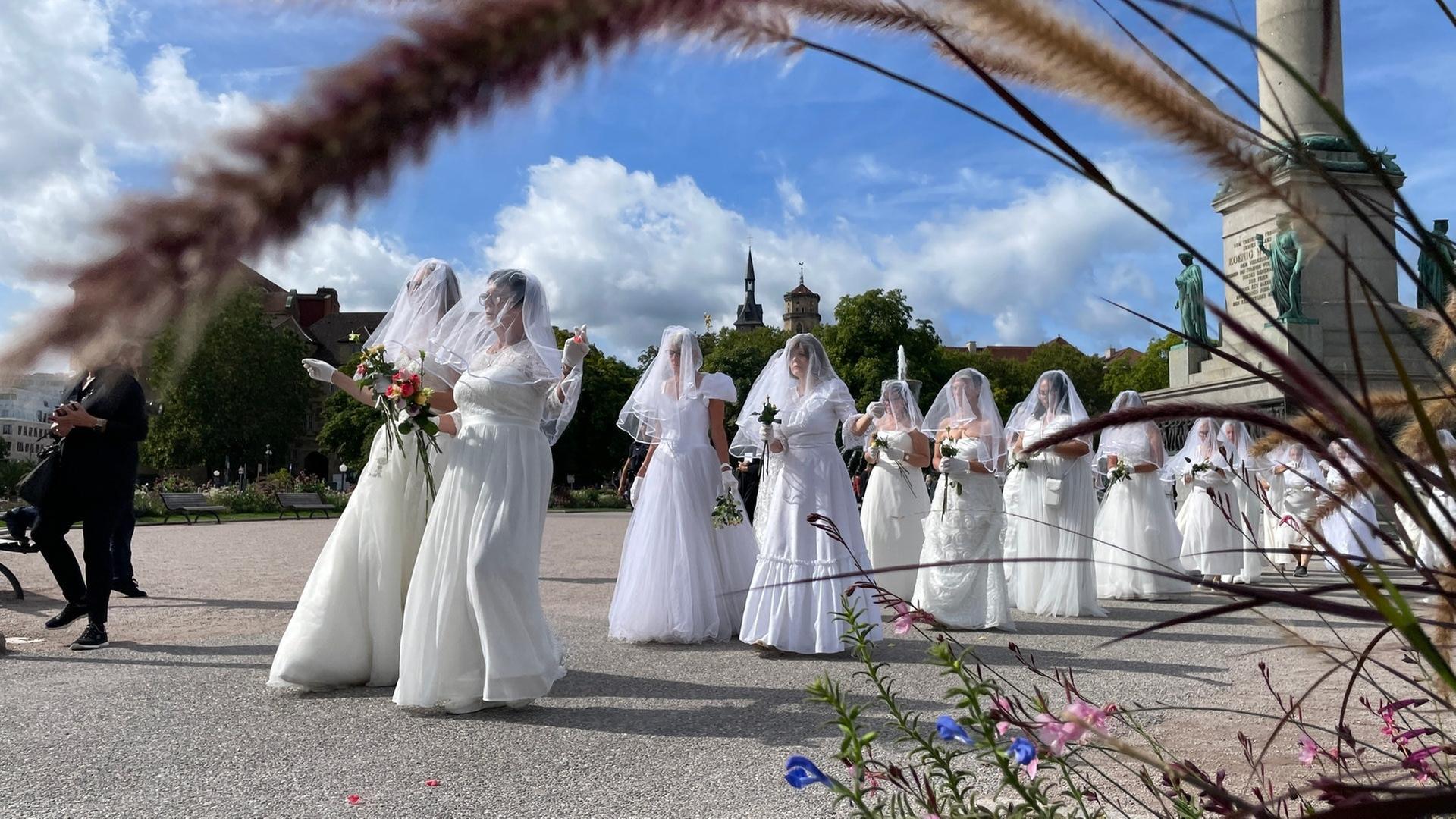 Stiller Protest im Brautkleid gegen Femizide und Gewalt an Frauen