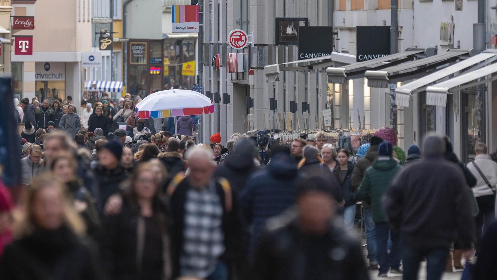 Auf der Einkaufsstraße und Fußgängerzone sind zahlreiche Menschen unterwegs | dpa