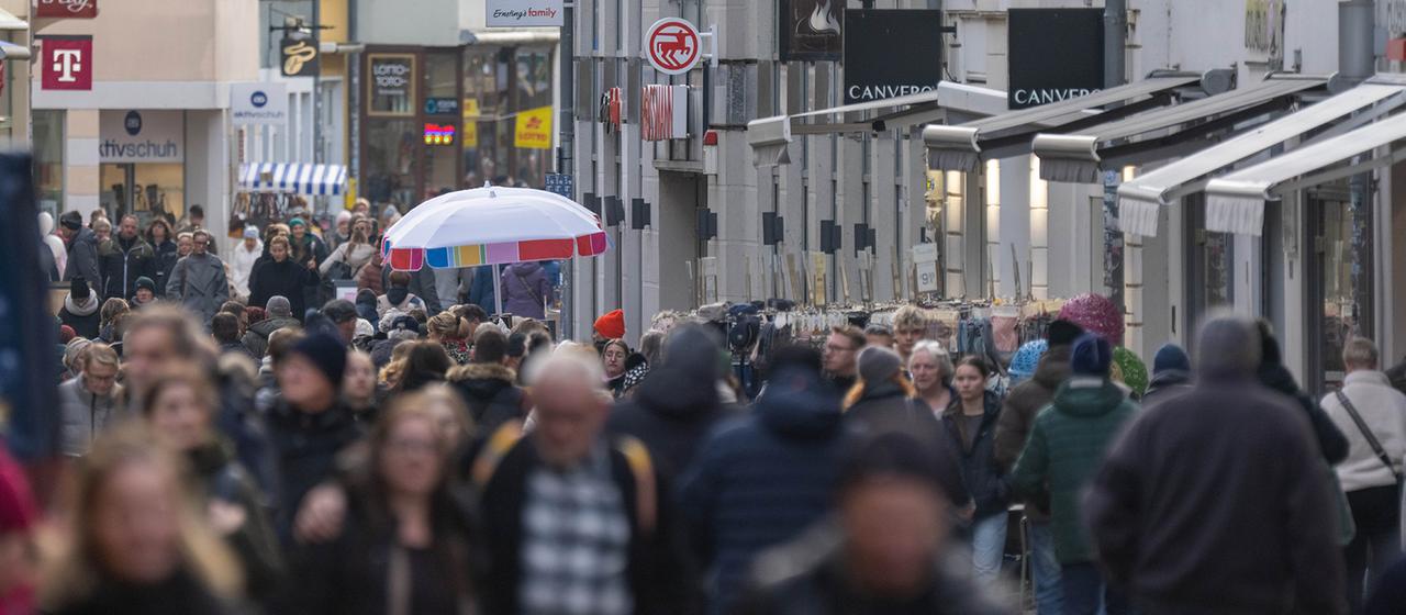 Auf der Einkaufsstraße und Fußgängerzone sind zahlreiche Menschen unterwegs