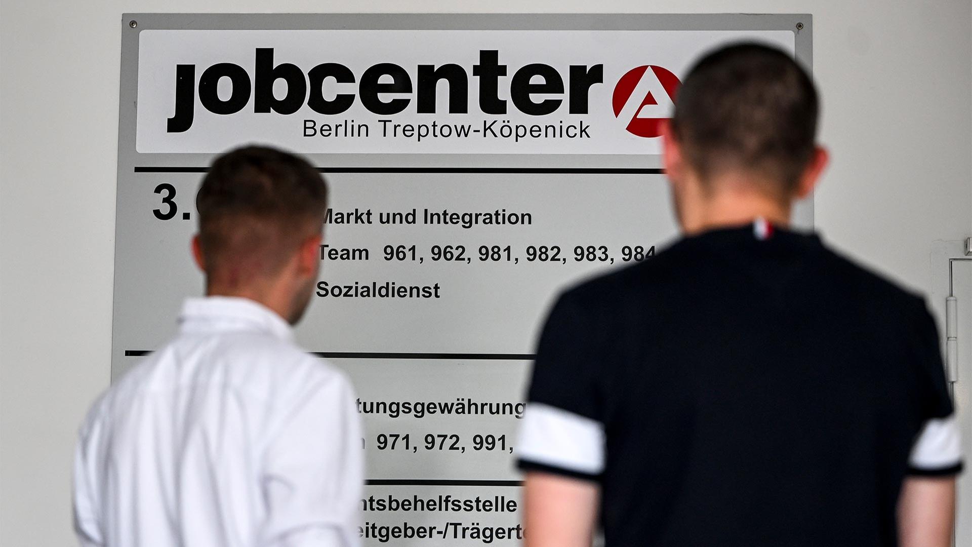 Menschen im Wartebereich des Jobcenter Treptow-K�penick. | picture alliance/dpa