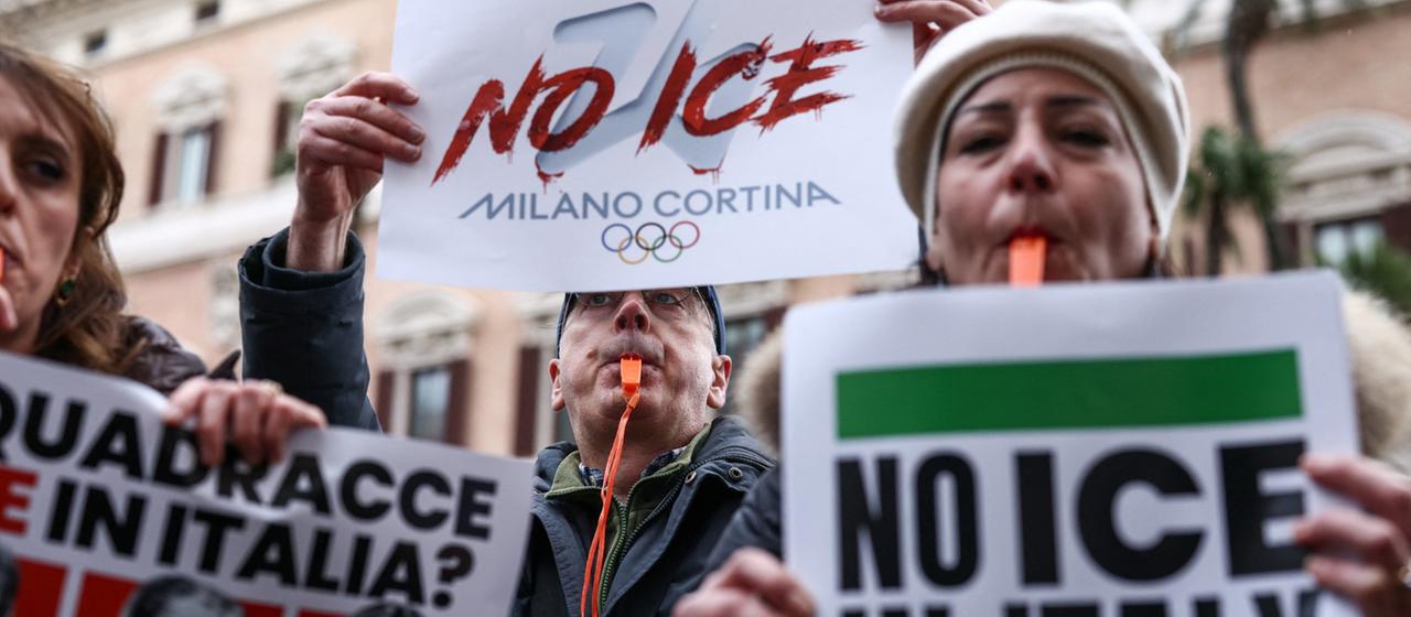 "No Ice" steht auf Transparenten von Demonstranten in Rom.