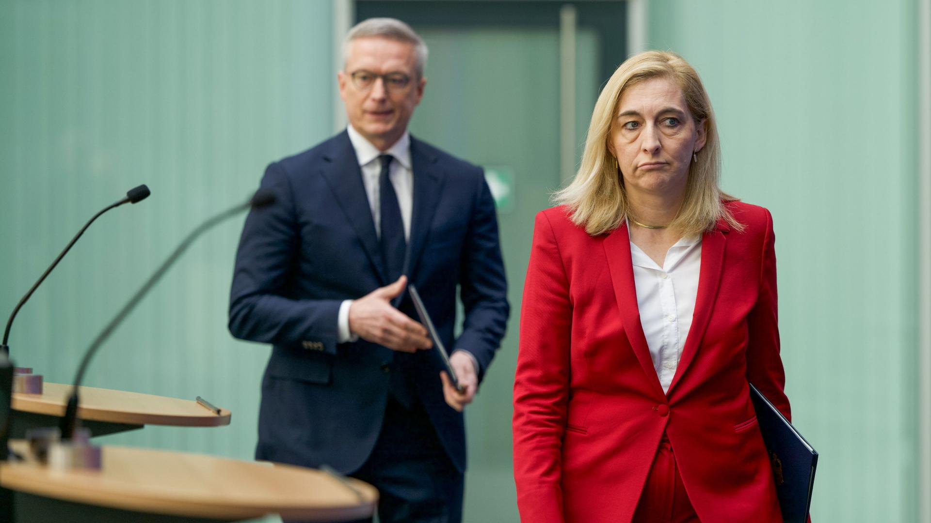 Karsten Wildberger und Nina Warken kommen im Digitalministerium zu einer gemeinsamen Pressekonferenz.  | Soeren Stache/dpa