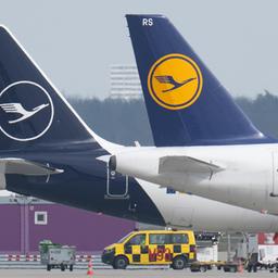Passagiermaschinen der Lufthansa stehen auf dem Rollfeld auf dem Flughafen Frankfurt.