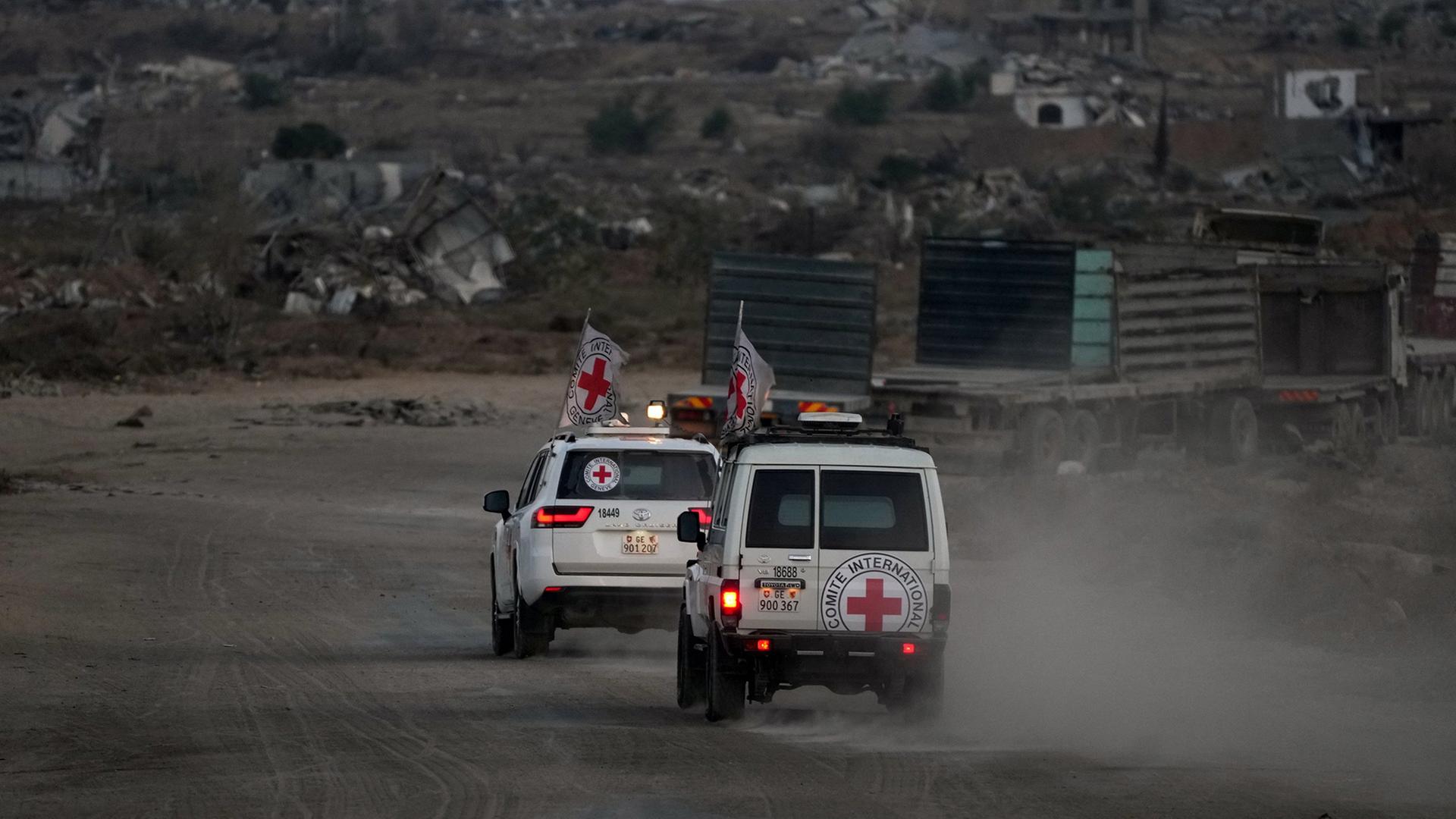 Fahrzeuge des Roten Kreuzes, transportieren die Leichen von zwei vermutlichen Geiseln raus dem Gazastreifen. | AP